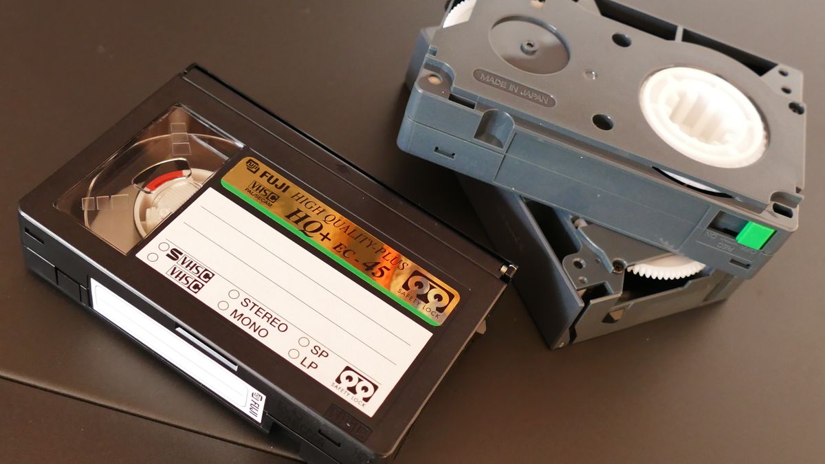 Découvrez une collection de cassettes VHS vintage qui évoquent la nostalgie et l'ère rétro du divertissement à domicile.