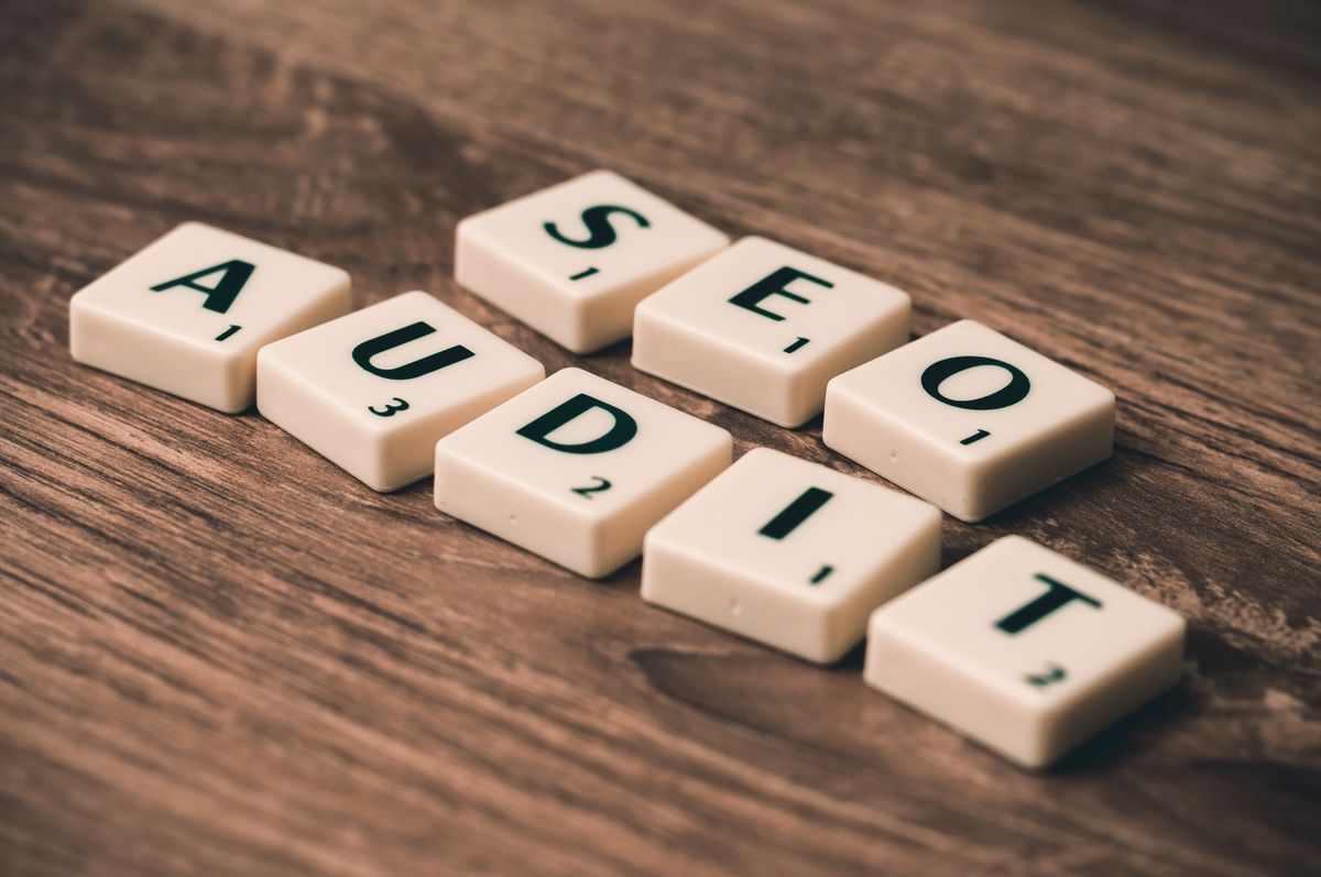 Blocs Blancs D'audit SEO Sur Une Surface En Bois Marron