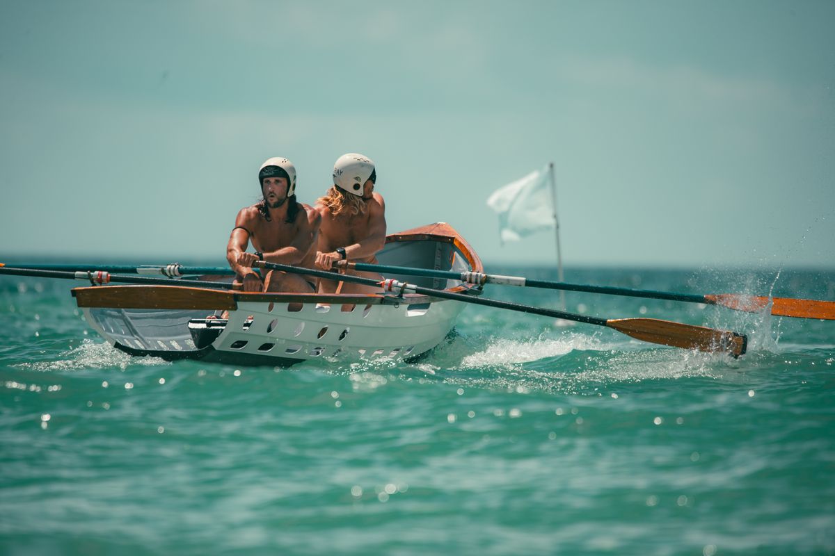 Compétition Dynamique D'aviron De Sauveteurs En Mer